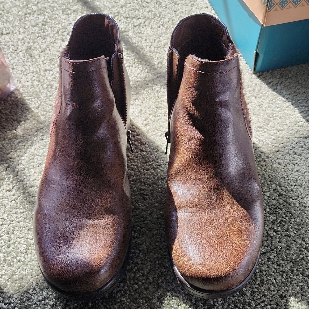 Croft & Barrow Brown Heeled Boots with Distressed Leather.